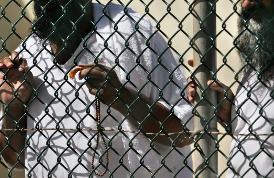 USA släpper tre fångar från fånglägret Guantánamo.