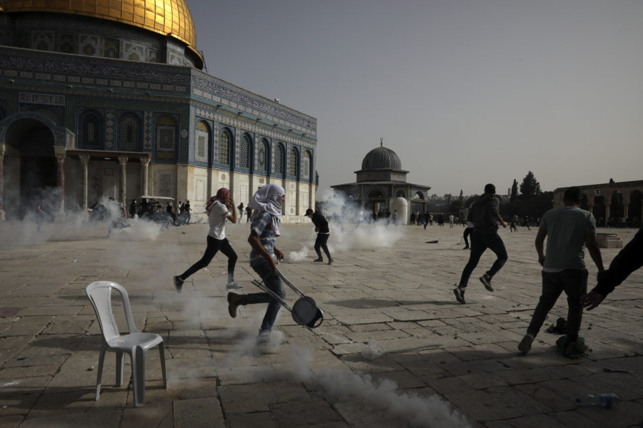 Tårgas vid sammanstötningar framför al-Aqsa-moskén i Jerusalems gamla stad på måndagen.