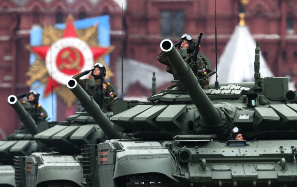 Ryska stridsvagnar rullade genom Röda torget i Moskva under segerdagens militärparad.