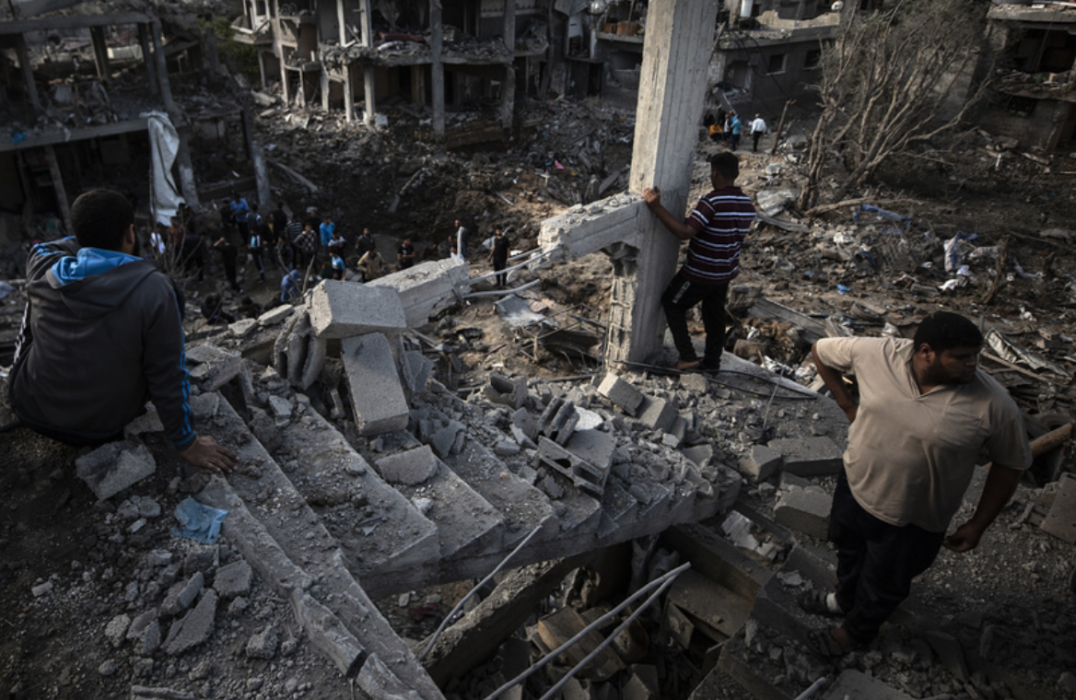 En buss som brunnit upp efter att ha träffats av raketeld från Gaza i Holon i södra Tel Aviv.