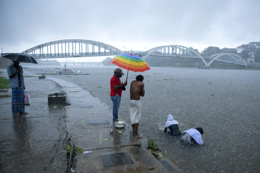 Badande i staden Kochi i den sydindiska delstaten Kerala där cyklonen Tauktae gjorde sig påmind med ihärdigt regn redan under helgen.