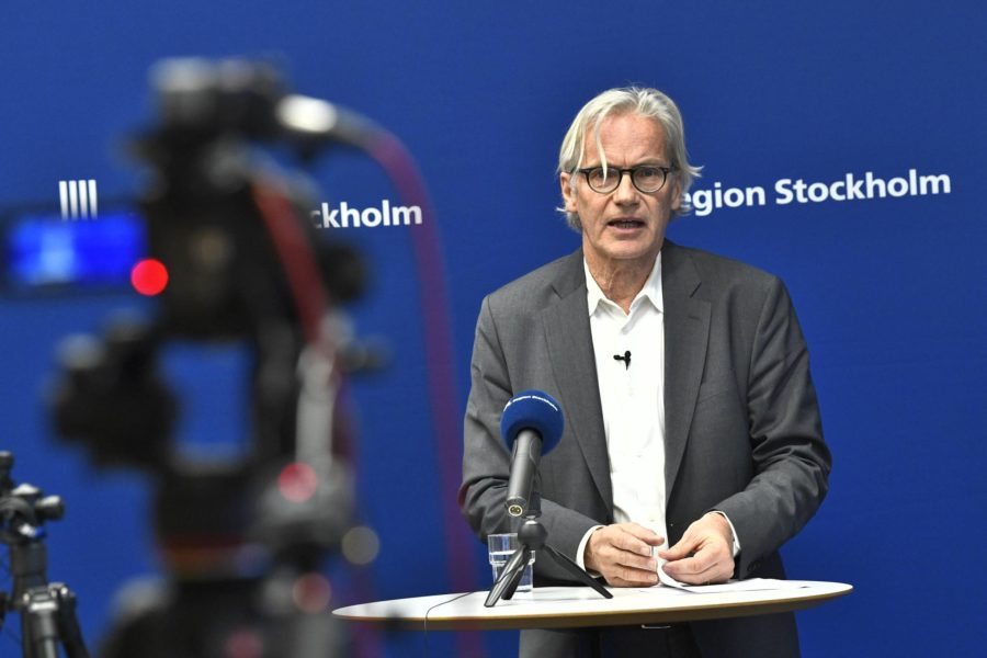 Johan Bratt, tillförordnad hälso- och sjukvårdsdirektör under en pressträff om pandemiläget i Region Stockholm.