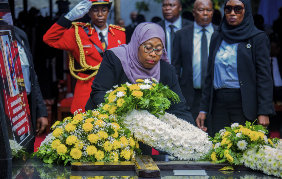 President Samia Suluhu Hassan lägger blommor på företrädaren John Magufulis grav i hans hemstad Chato i Tanzania fredagen den 26 mars 2021.