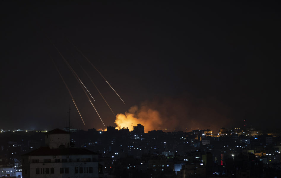 Rök stiger över Gaza stad efter att israeliska raketer slagit ner i staden under torsdagskvällen.