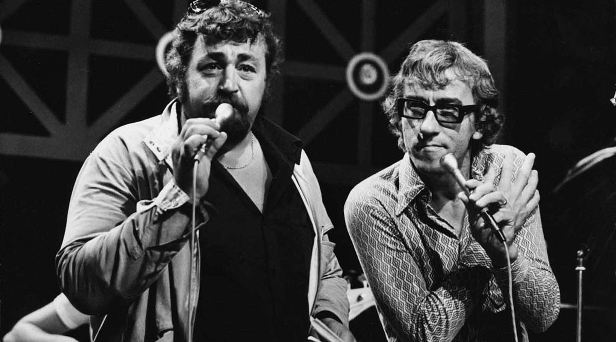 Cornelis Vreeswijk sjunger i teve med Östen Warnerbring 1975.