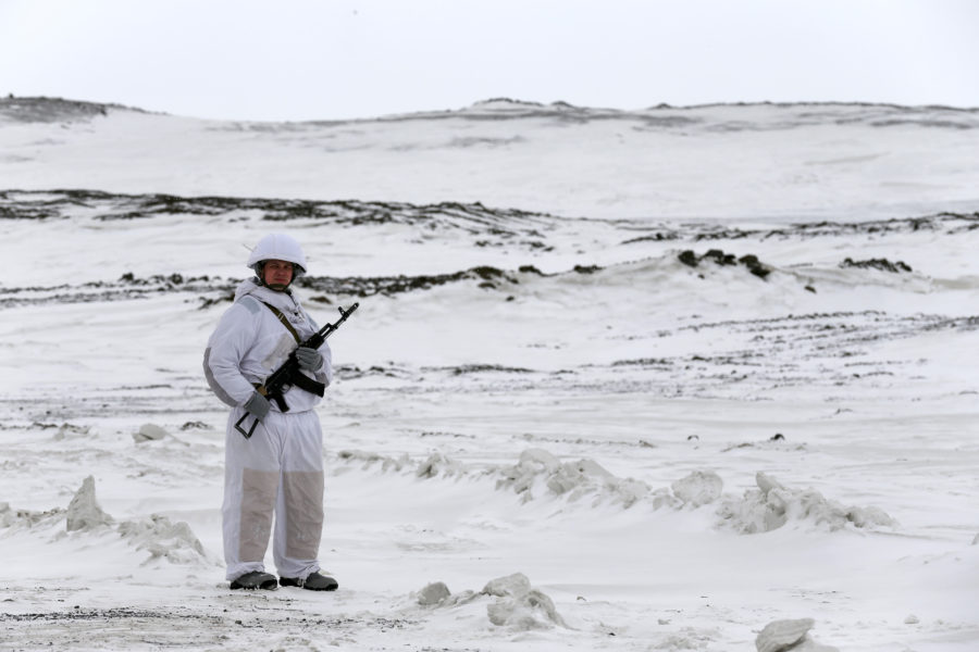 En rysk soldat på ön Alexandras land som är Rysslands nordligaste militära postering.