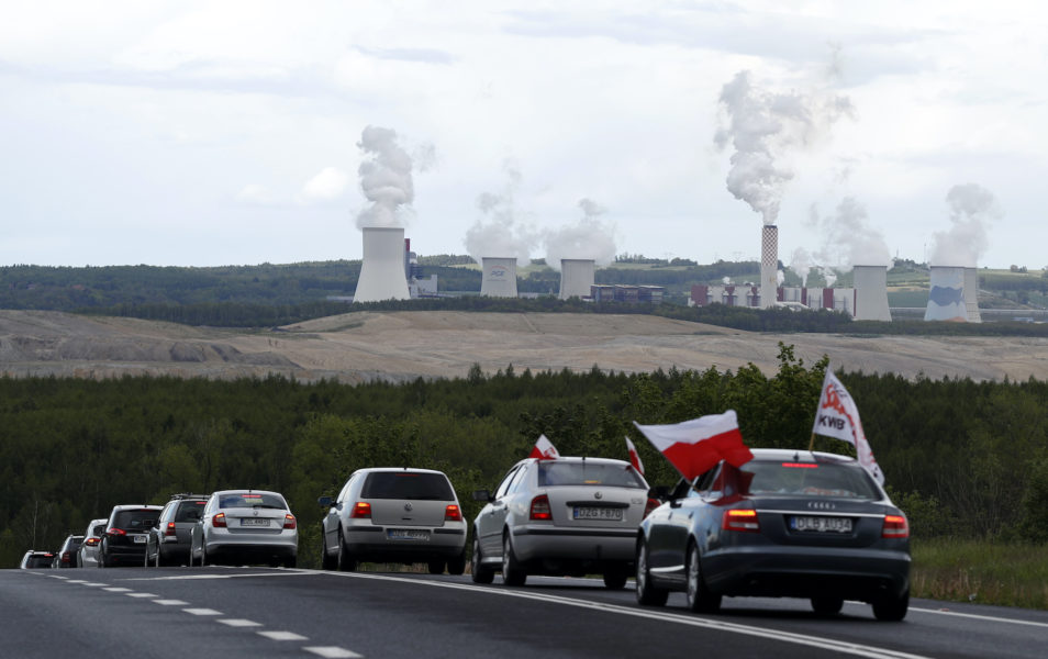 Bilar på den polska sidan protesterar mot EU-domstolens beslut i fredags att omedelbart stänga kolgruvan Turow.