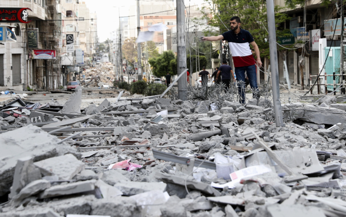 Skador vid en affärsbyggnad som träffades i ett flyganfall på måndagen, i närheten av hälsodepartementet i staden Gaza.