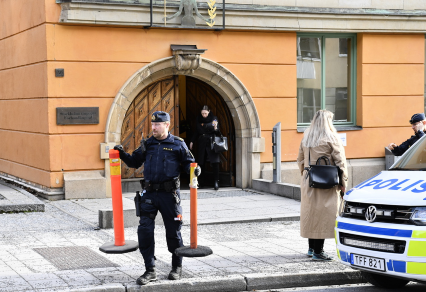 Förhandlingen sker i säkerhetssalen i Stockholms tingsrätt.