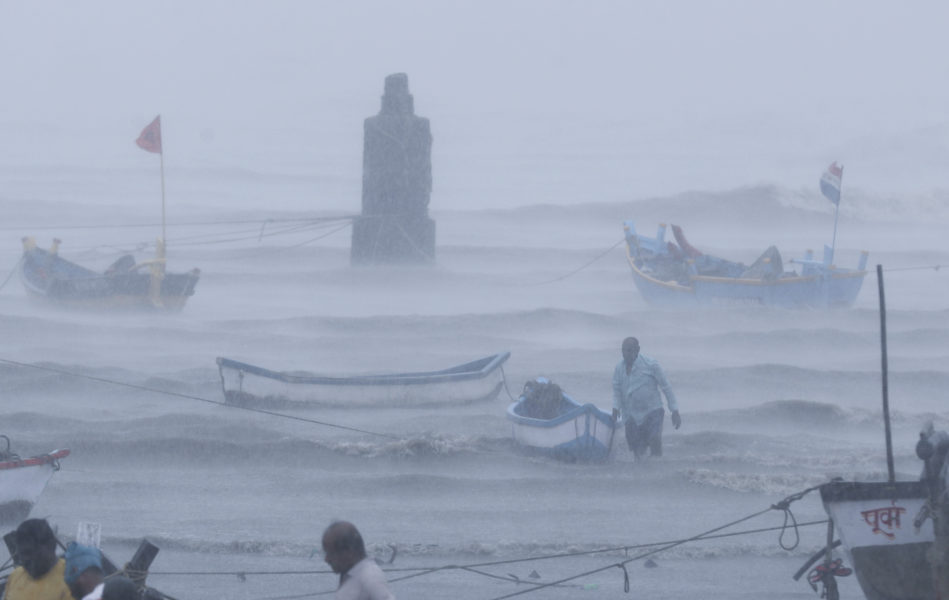 Fiskare vid kusten utanför Bombay försöker säkra sina båtar inför cyklonen Tauktae.