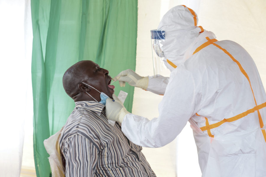 En man testas för covid-19 i Bujumbura, Burundi, i juli 2020.