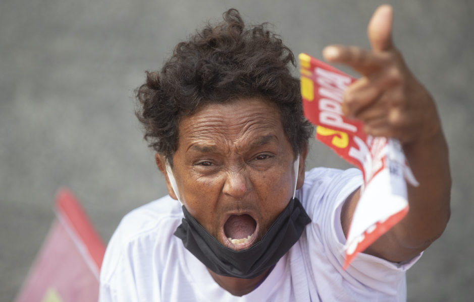 Demonstrant i São Paulo, Brasilien, som visar missnöje med president Jair Bolsonaros insatser mot coronapandemin.