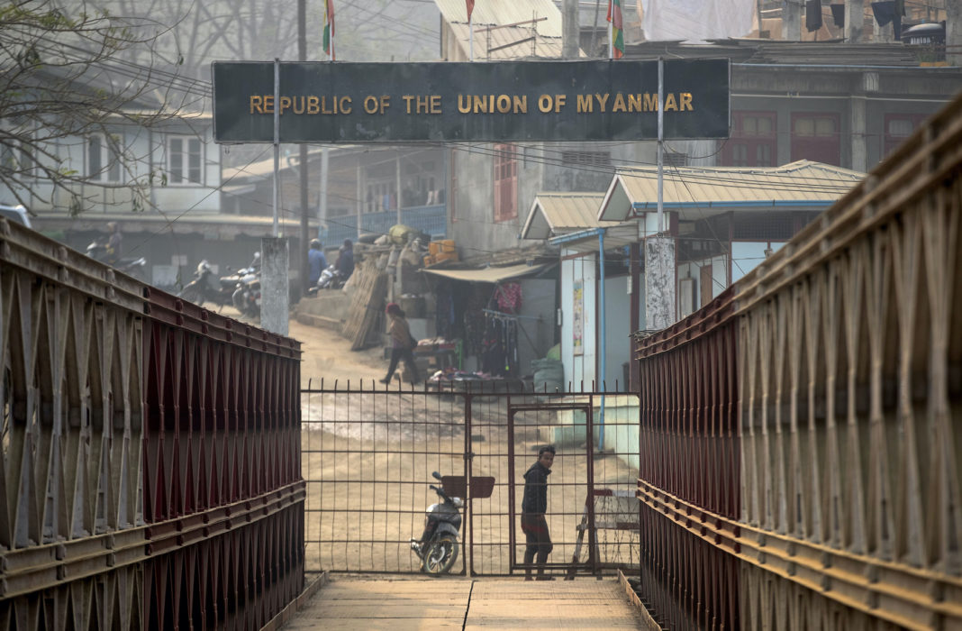 Vy från bron som utgör gränsen mellan den myanmariska Chin-provinsen och den indiska delstaten Mizoram, mindre än en mil från den plats där striderna nu pågår.