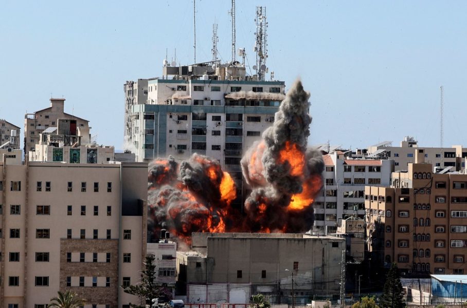 Mediebyggnaden Jala Tower i Gaza bombades på lördagen av Israel.