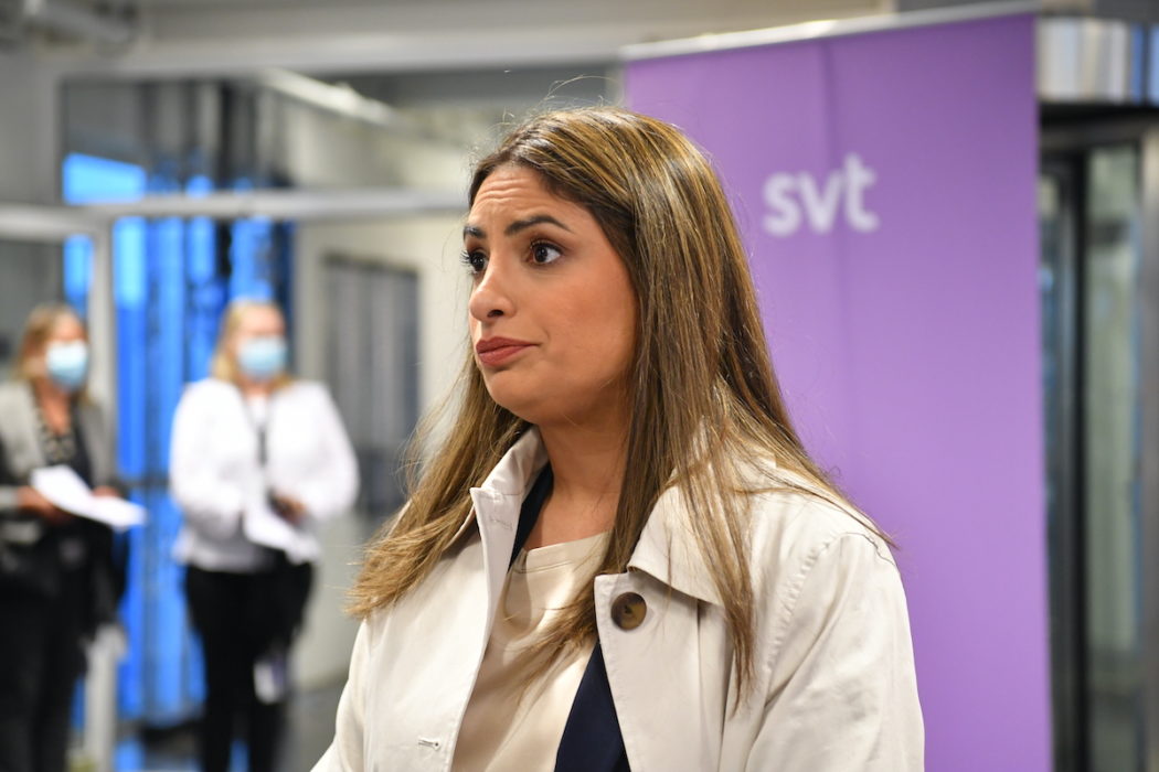 Vänsterledaren Nooshi Dadgostar kritiseras i det egna partiet för sin vilja att vända sig högerut och regera med Centerpartiet för att få inflytande.
