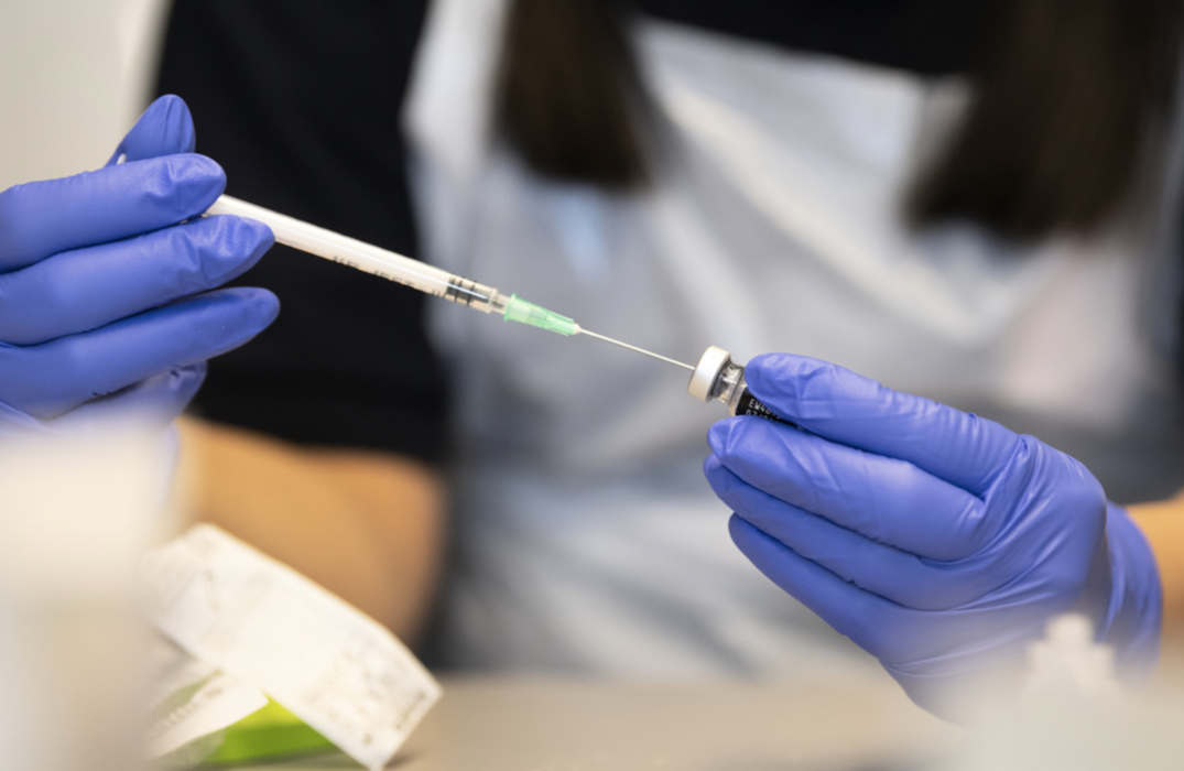 En sjuksköterska förbereder vaccin från Pfizer.