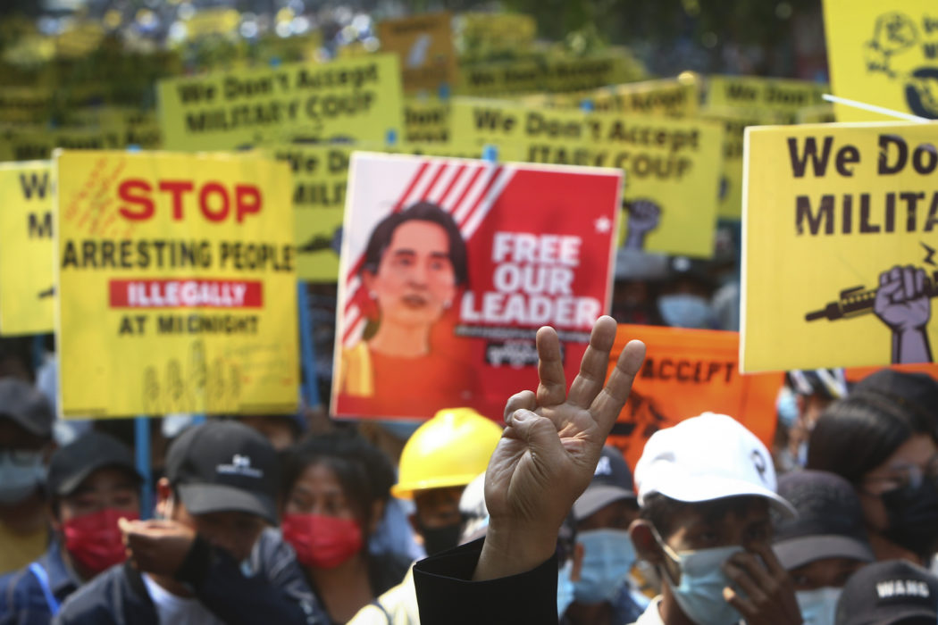 Människor i Myanmar protesterar dagligen mot militärkuppen som skakade landet den 1 februari i år, och som lett till ökade stridigheter mellan väpnade styrkor och säkerhetsstyrkor.