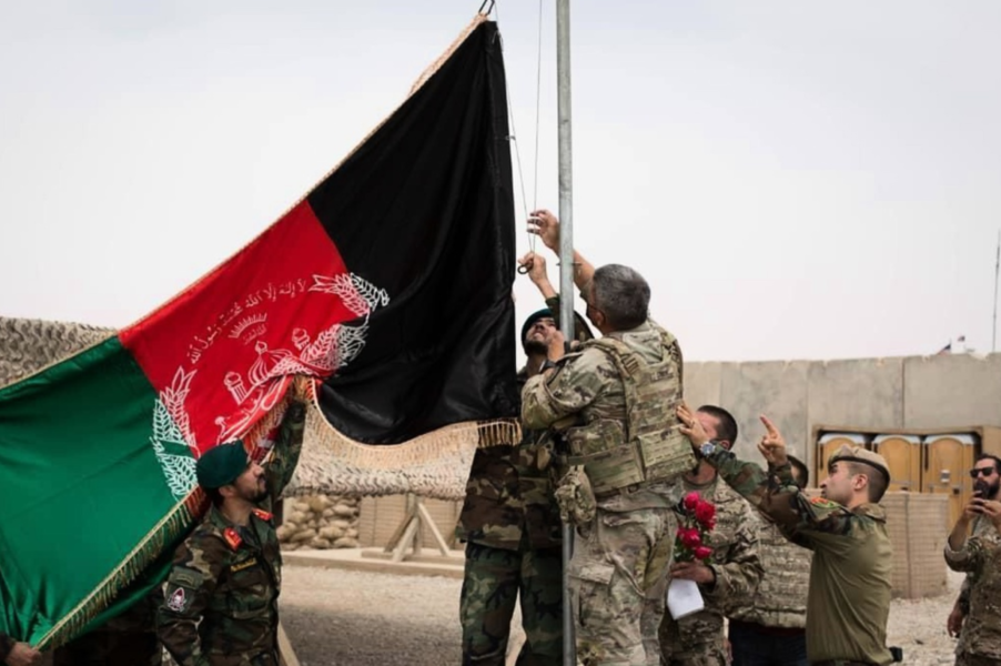 Den afghanska flaggan hissas på en militärbas i provinsen Helmand, sedan USA överlämnat basen till Afghanistans nationella armé på tisdagen.