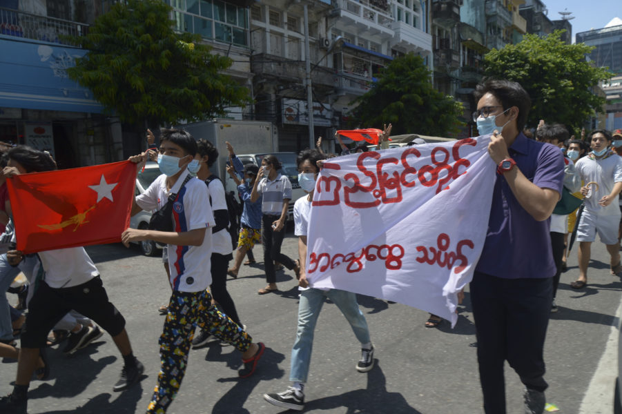 Protester mot Myanmars militärstyre i storstaden Rangoon i helgen.