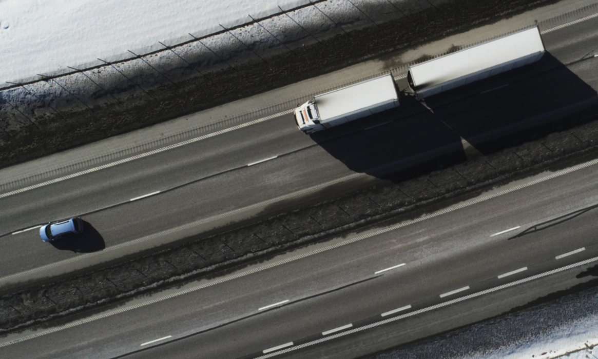 Utsläppen från personbilstrafiken minskade under 2020, men de ökade från tunga transporter.