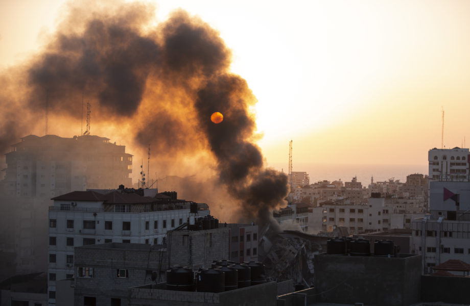Rök från en byggnad i Gaza som bombats av israeliskt stridsflyg.