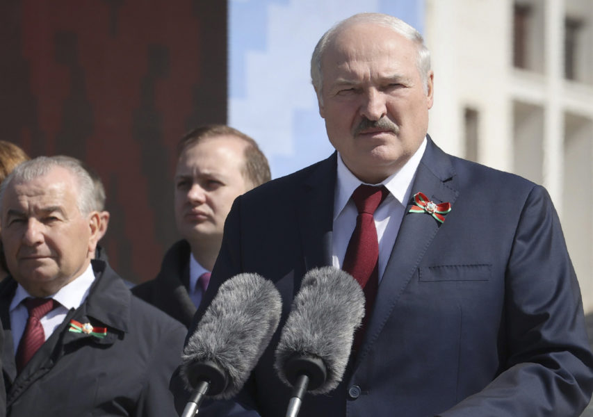 Belarus president Aleksandr Lukasjenko slår ifrån sig kritiken.