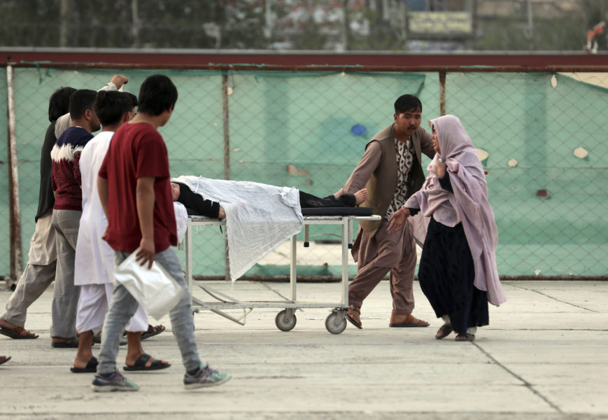 En skadad elev förs till sjukhus efter lördagens bombattack mot en skola i Afghanistans huvudstad Kabul på lördagen.