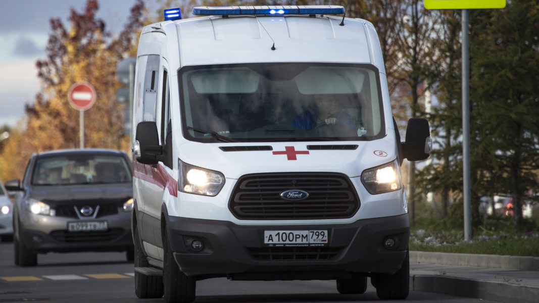 Många ambulanser skickades till den våldsdrabbade skolan i Ryssland.