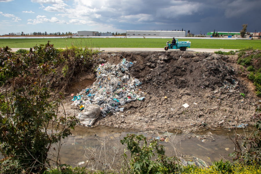 Illegalt dumpad plast nära byn Yenidam i Adana, Turkiet.