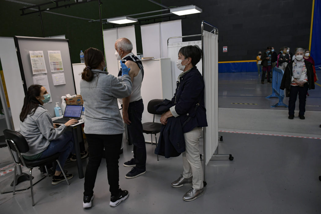 Pfizer/Biontechs vaccin mot covid-19 ges i spanska Pamplona.