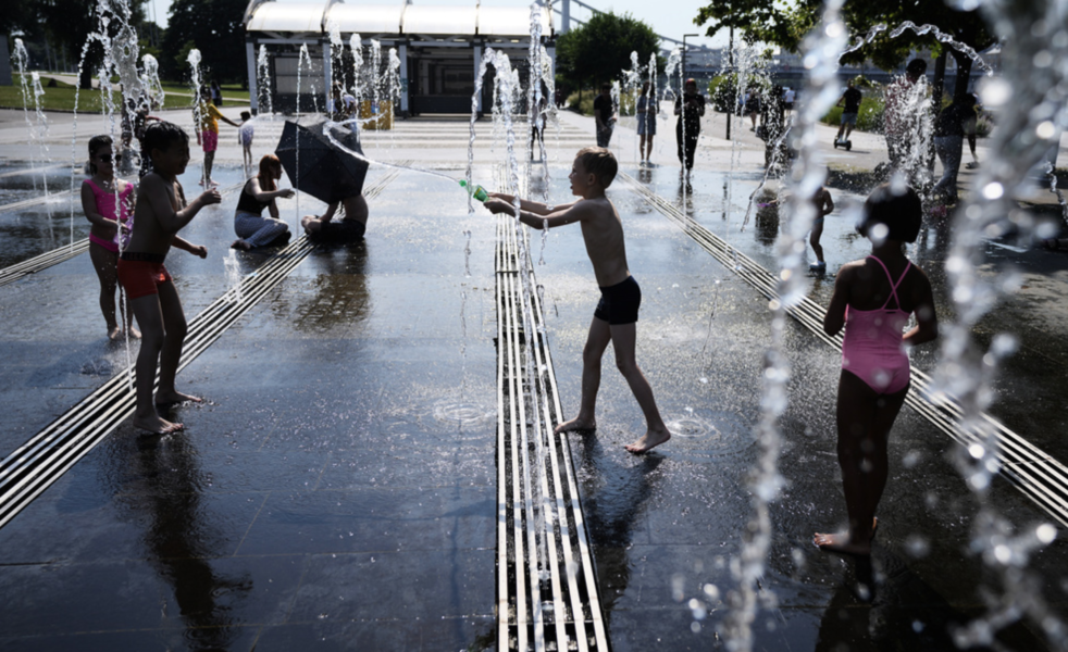 Barn leker vid en fontän i Moskva.
