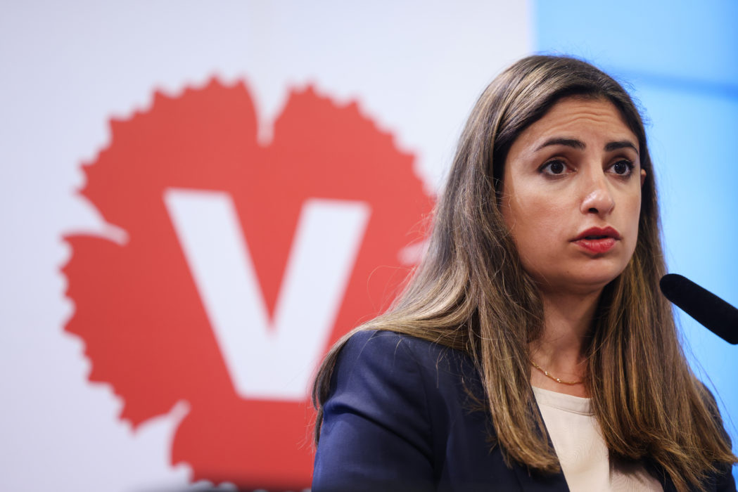 Vänsterledaren Nooshi Dadgostar söker nu samarbete med Centerpartiet och partierna i den fällda regeringen.