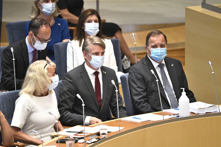 Statsminister Stefan Löfven (S), längst till höger, under misstroendeomröstningen i riksdagen.