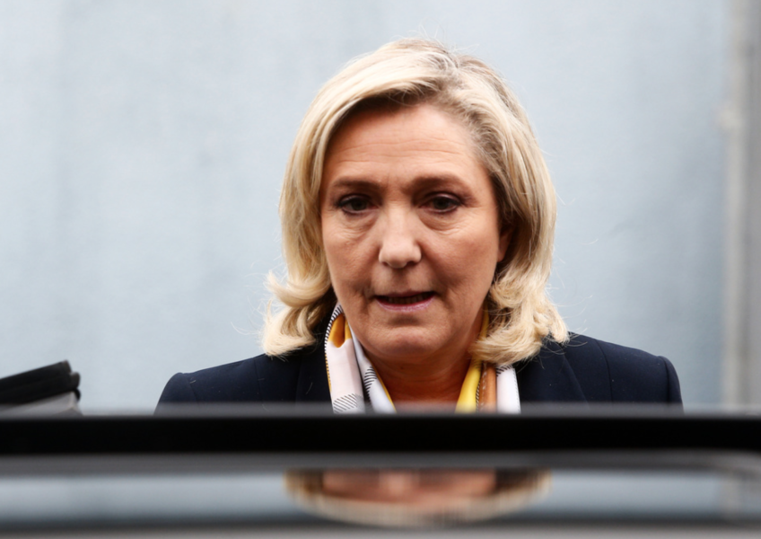 Högerextrema Nationell samlings partiledare Marine Le Pen lämnar vallokalen i Hénin-Beaumont efter andra omgången i de franska regionalvalen.