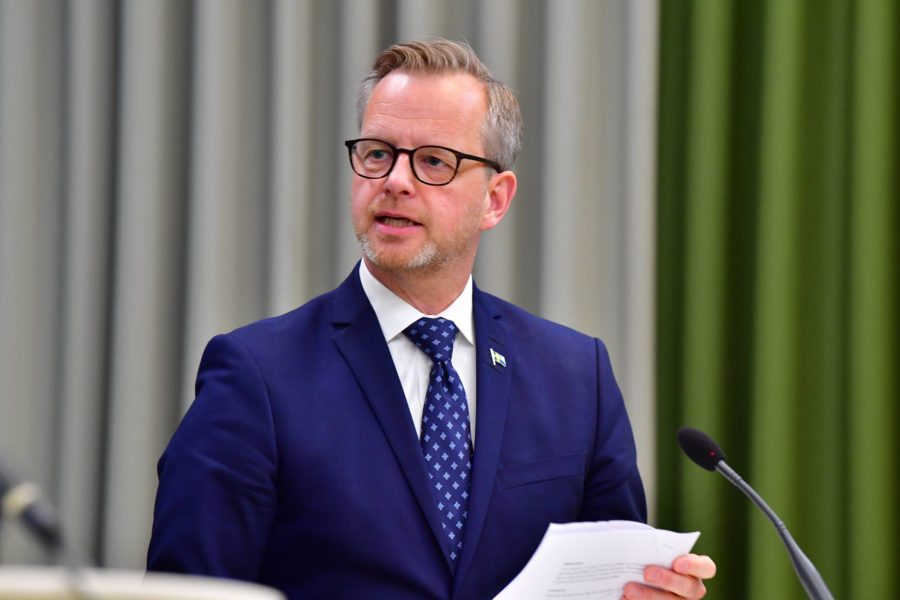 Oppositionen i riksdagen vill skynda på Inrikesminister Mikael Damberg (S) i frågan om hemlig avlyssning.