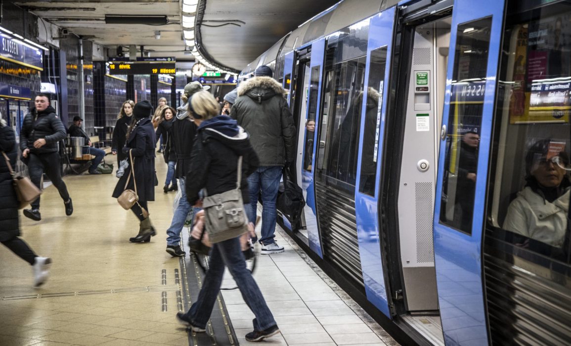 Resenärer vid Slussen i Stockholm.