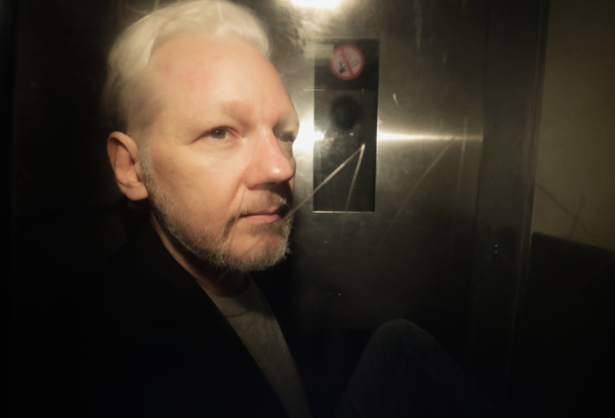 I Storbritannien har Julian Assange varit inlåst i över två år, detta efter att han dragits ut från den ecuadorianska ambassaden i London – där han tillbringade fem och ett halvt år utan möjlighet att lämna ambassaden.