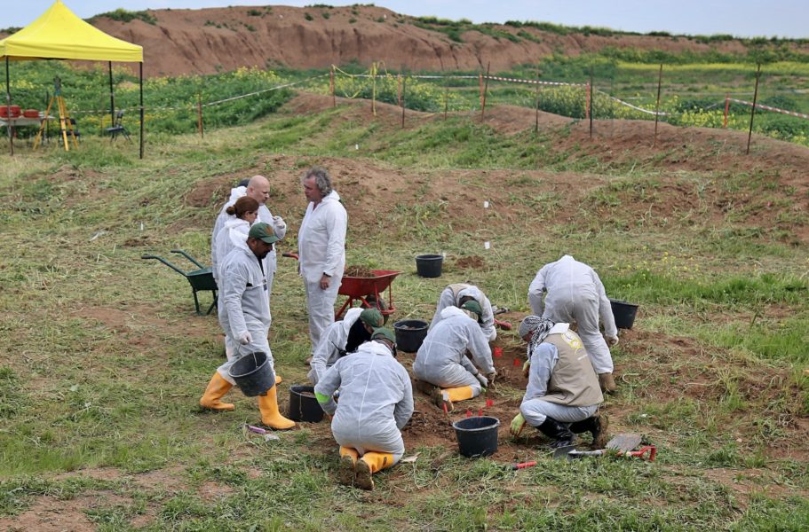 Irak har öppnat en massgrav i Nineveh-provinsen för att identifiera de personer vars kvarlevor finns i graven.