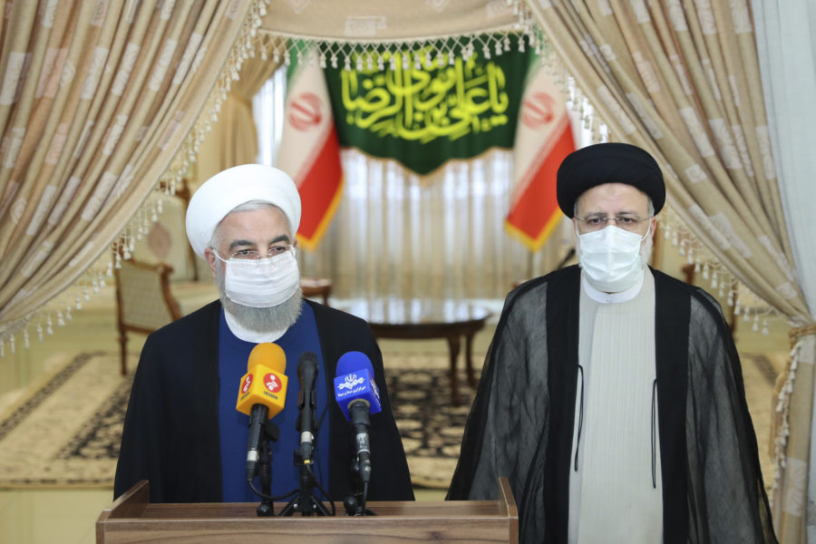 Sittande president Hassan Rohani tillsammans med valsegraren Ebrahim Raisi under en presskonferens efter valet.