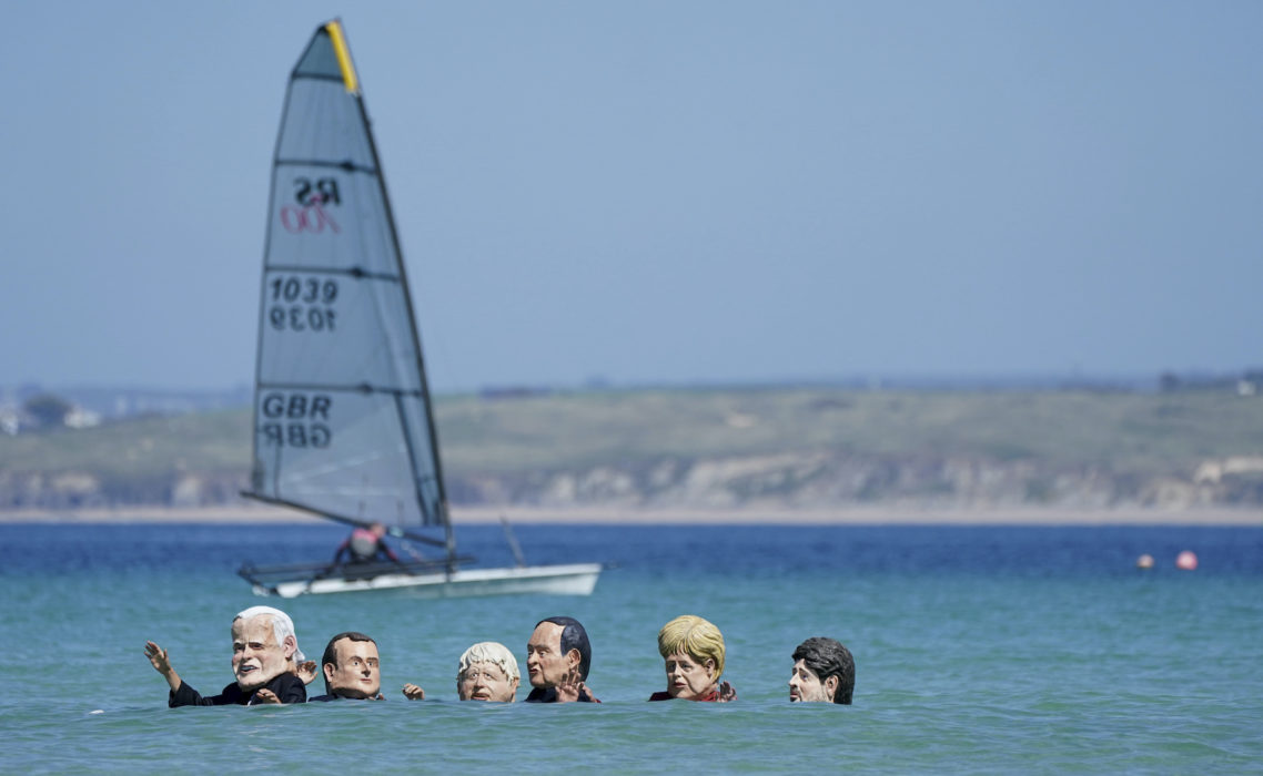 Aktivister utklädda till de sju stats- och regeringscheferna demonstrerade i vattnet utanför Carbis bay i Cornwall där mötet hölls under söndagen.