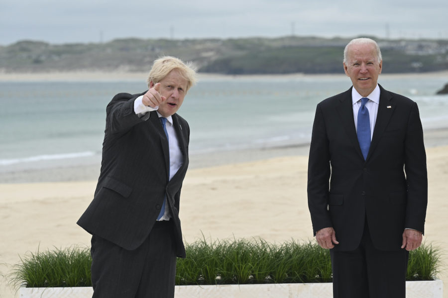 Storbritanniens premiärminister Boris Johnson och USA:s president Joe Biden under G7 mötet i brittiska Cornwall.