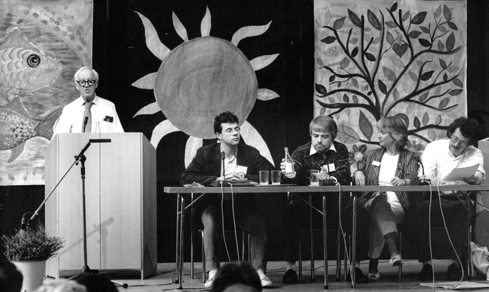Hannes Alfvén talar på en antikärnkraftskongress i Stockholm 1987.