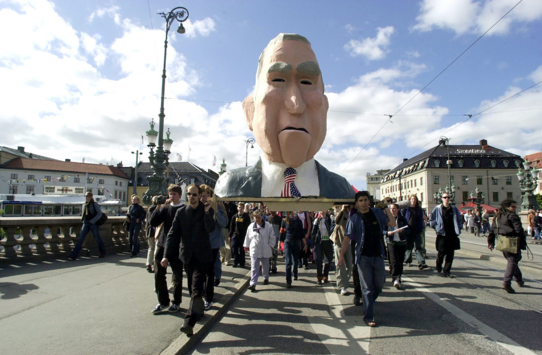 Demonstranter mot USA:s dåvarande president George W Bush och Europeiska rådets möte på Svenska mässan i Göteborg.