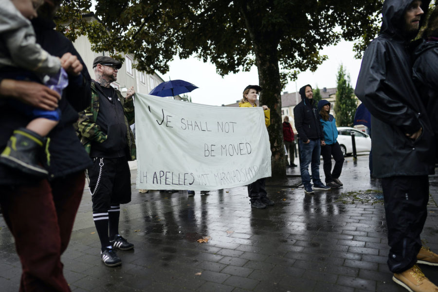 Aktivister manifesterar mot marknadshyror vid Mariaplan i Göteborg 2020.
