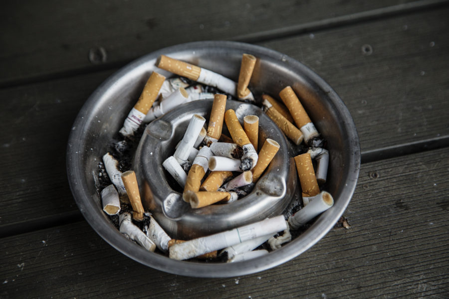 Helen Stjerna på A Non Smoking Generation tycker att man ska fimpa både cigaretterna och snuset.