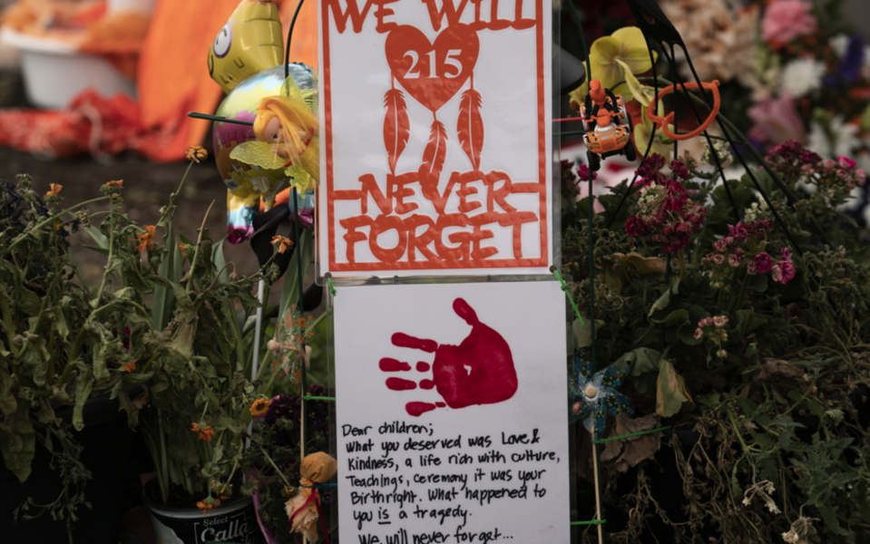 "Vi kommer aldrig att glömma" står det vid en minnesplats som uppförts efter det att kvarlevorna av hundratals barn upptäckts vid en före detta internatskola för ursprungsbefolkningen i Kanada.