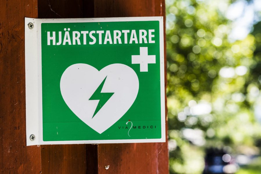En grön skylt visar att det finns en hjärtstartare i närheten.