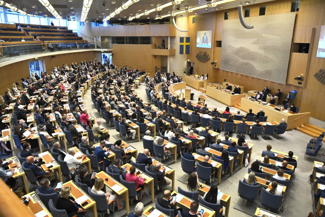 Om inget av riksdagspartierna släpper något av sina krav är det omöjligt för antingen ett borgerligt eller ett S-lett alternativ att få riksdagsmajoritet.