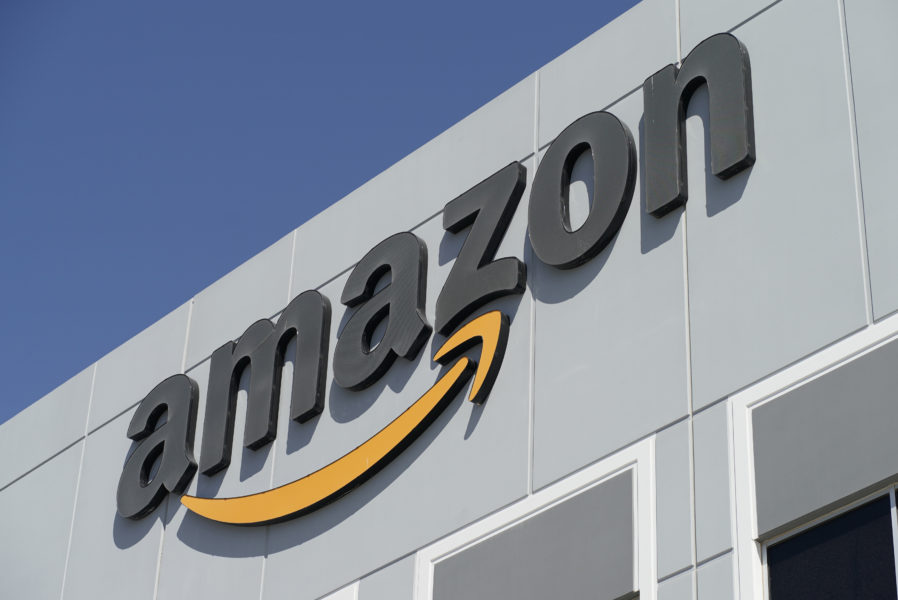 Amazon får kritik från Greenpeace efter att det framgått via en granskning att ett av e-handelsjättens lager i Storbritannien förstör miljontals osålda varor varje år.