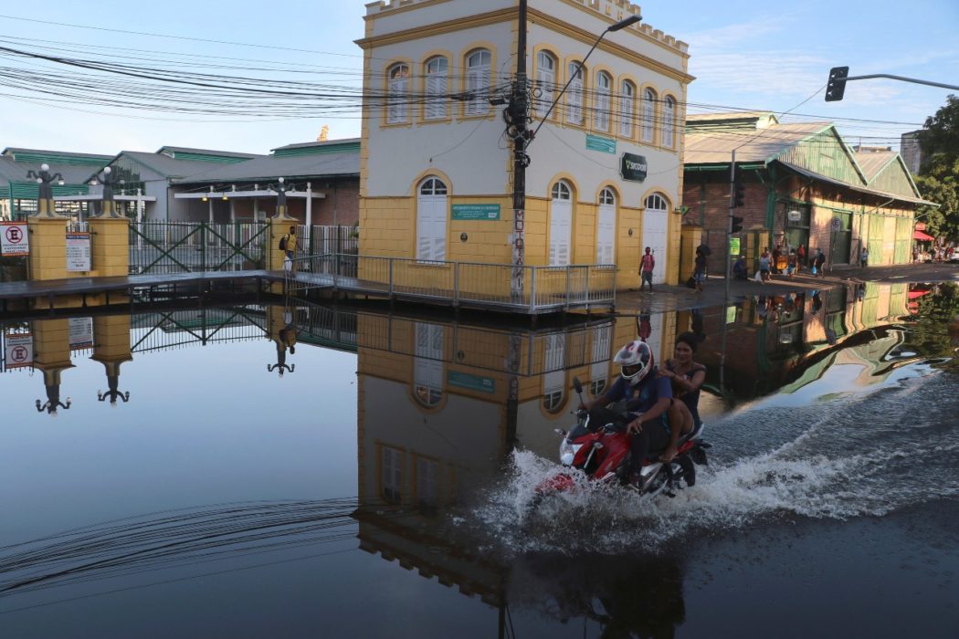I delstaten Amazonas huvudstad Manaus har floden Rio Negro svämmat över.